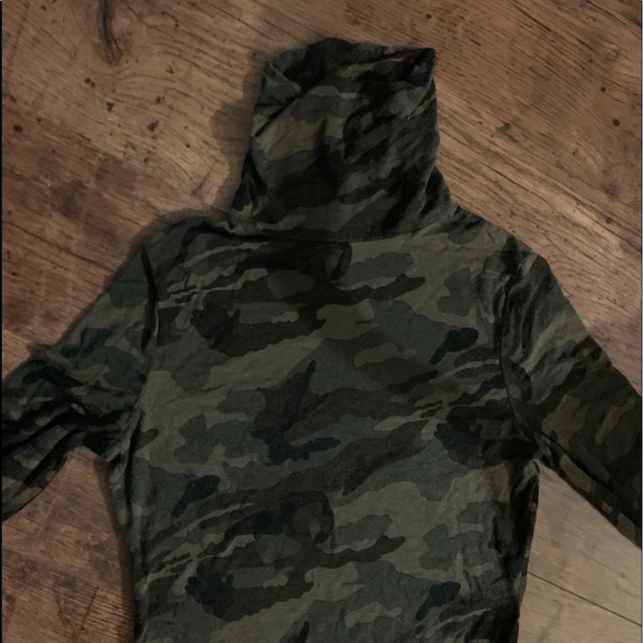 Long Sleeve Camo Turtle Neck Top🔥3 for $30 - Picture 2 of 2